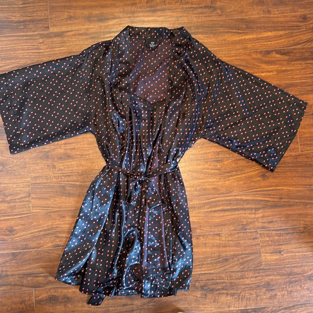 Black with tiny red/pint hearts Peignoir set. Polyester - Picture 4 of 4